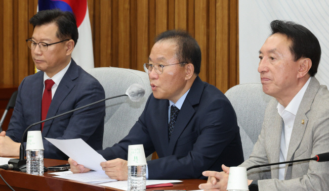 12일 오전 서울 여의도 국회에서 열린 국민의힘 원내대책회의에서 윤재옥(가운데) 원내대표가 김남국 더불어민주당 의원의 코인 투자 의혹에 대해서 “개인의 도덕성을 넘어 민주당의 불법 로비 문제로 번지고 있다”며 철저한 수사를 촉구하고 있다.  연합뉴스