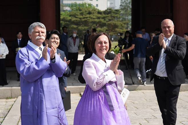 한복을 입은채 경희궁에서 한문화진흥협회 행사에 참석한 헝가리 국회의장 라슬로 쾨비르 부부