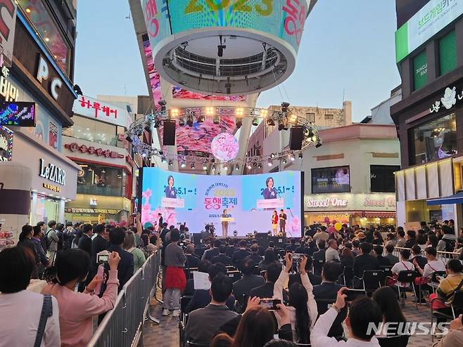 [대전=뉴시스] 곽상훈 기자 = 9일 대전 중구 으느정이 스카이로드에서 열린 동행축제 개막식 행사장에서 이영 중소벤처기업부 장관이 인사말을 하고 있다. 2023. 05. 09 kshoon0663@newsis.com