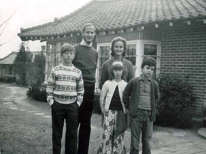 1960년대 선교사촌 서의필 하우스 앞에서 기념촬영한 서의필 박사 가족들 *재판매 및 DB 금지