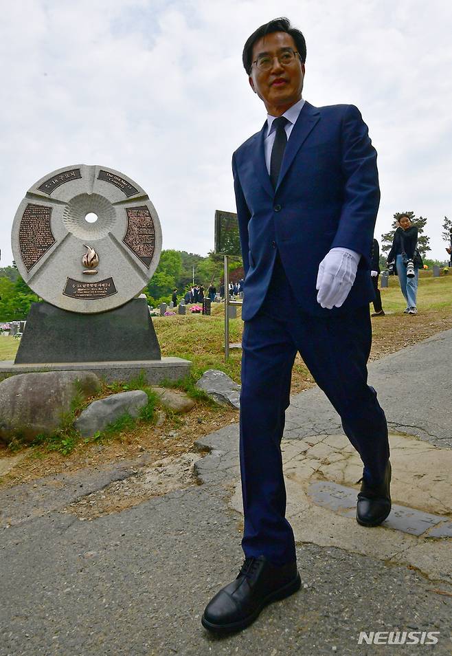 [광주=뉴시스] 이영주 기자 = 김동연 경기도지사가 12일 오전 광주 북구 망월동 민족민주열사에서 전두환 비석을 밟고 있다. 2023.05.12. leeyj2578@newsis.com