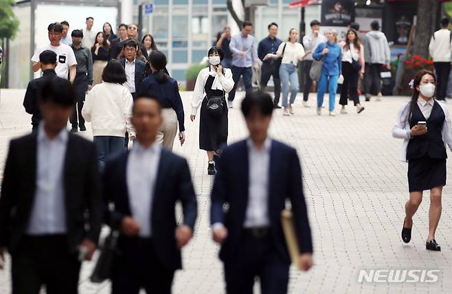 [서울=뉴시스] 김진아 기자 = 정부가 코로나19 위기 경보를 '심각'에서 '경계'로 하향하겠다고 밝혀 사실상 '엔데믹(endemic·풍토병으로 굳어진 감염병)'을 선언한 다음 날인 12일 서울 중구 명동에서 마스크를 쓰거나 쓰지 않은 시민들이 발걸음을 옮기고 있다. 2023.05.12. bluesoda@newsis.com