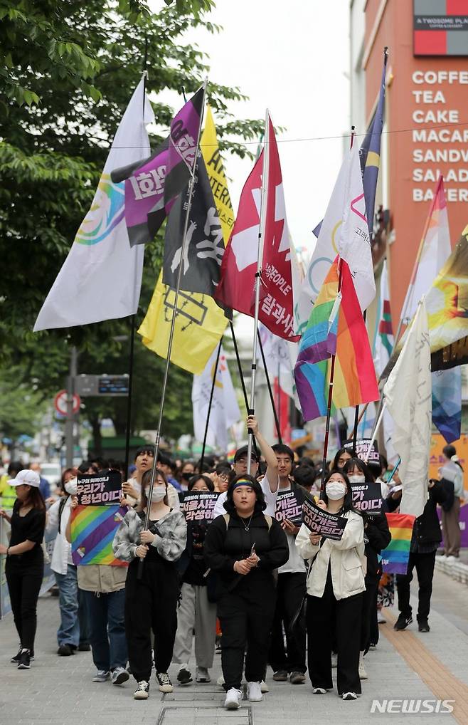 [서울=뉴시스] 김선웅 기자 = '서울퀴퍼 서울광장 사용 불허에 분노하는 대학생 일동'이 12일 서울 서대문구 연세로에서 행진을 하며 서울시의 퀴어문화축제 서울광장 사용 신청 불허 결정을 규탄하고 있다. 앞서 지난달 3일 퀴어문화축제조직위원회와 CTS문화재단은 동시에 서울광장 사용(6월 30일~7월1일)을 신청했다. 서울시 조례에 의거 신고 순위가 같을 경우 신고자 간의 조정이 진행되고 이뤄지지 않으면 서울시 열린광장운영시민위원회가 결정한다. 시민위는 지난 3일 회의에서 CTS문화재단의 '청소년·청년을 위한 회복콘서트'가 어린이·청소년 관련 행사로 우선순위에 앞선다며 CTS문화재단 행사 개최를 승인했다. 이에 퀴어문화축제 조직위는 입장문을 통해 "조례에 따른 적법 절차가 전혀 진행되지 않았고 여러 의심스러운 정황을 통해 서울시의 개입과 혐오세력의 압력 등이 사실이 됐다"고 주장했다. 2023.05.12. mangusta@newsis.com