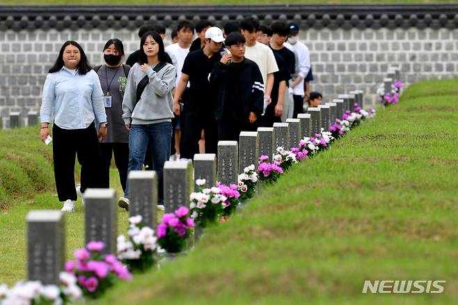 [광주=뉴시스] 이영주 기자 = 12일 오후 광주 북구 운정동 국립5·18민주묘지에서 전북 전주 신흥고 2학년 학생·교직원들이 5월 영령들이 잠든 묘소를 둘러보고 있다. 2023.05.12. leeyj2578@newsis.com