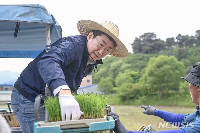 [원주=뉴시스] 김의석 기자 = 12일 원강수 강원 원주시장이 흥업면 흥업리에서 열린 '농촌지도자 실습 포장'에 직접 참여해 모판을 나르고 있다. 이날 원시장은 지역 특산물인 '토토미' 농사 풍년을 기원하며 모내기 작업에 참가 했다. (사진=원주시 제공) 2023.05.12. photo@newsis.com