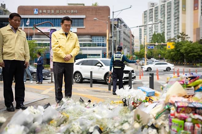 [수원=뉴시스] 12일 이재준 경기 수원시장이 스쿨존에서 버스에 치어 숨진 조은결(8) 군을 추모하기 위해 시민들이 꽃과 과자 등 물품을 놓은 현장을 찾아 고인을 추도하고 있다. (사진=수원시 제공) 2023.05.12. photo@newsis.com *재판매 및 DB 금지