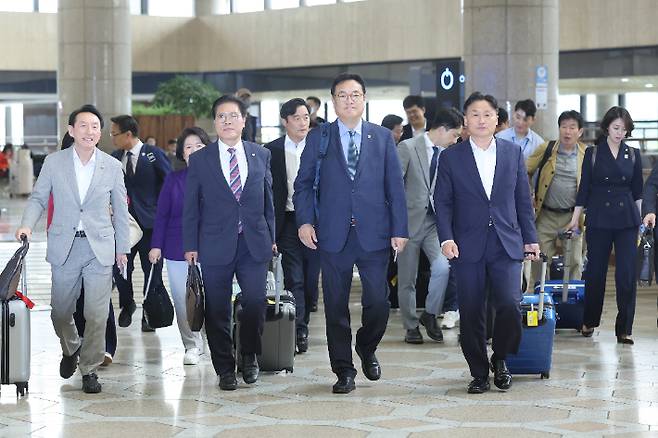 국회의원축구연맹 회장인 국민의힘 정진석 의원, 송석준 의원, 더불어민주당 김영진 의원 등 여야 의원 24명이 제13회 한일의원 친선 축구 경기 참석을 위해 12일 오후 김포국제공항을 통해 출국하고 있다. 연합뉴스