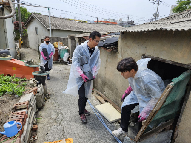 ▲전북 부안군 부안읍 직원들이 12일 익명의 기부자가 기부한 연탄을 취약세대에 전달하고 있다.ⓒ부안군