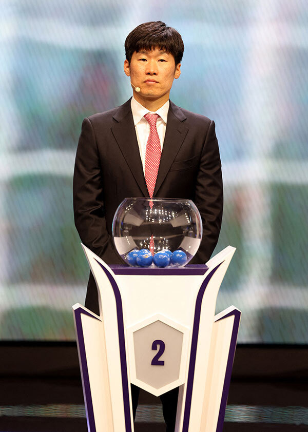 조추첨자로 나선 한국 축구 ‘레전드’ 박지성 전북 현대 디렉터. 도하=로이터연합뉴스