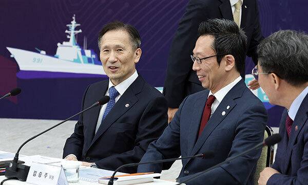 김관진 전 국방부 장관이 11일 서울 용산 대통령실 청사에서 열린 대통령 직속 국방혁신위원회 출범식에 앞서 김승주 위원과 대화하고 있다. 대통령실통신사진기자단