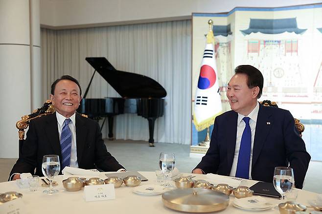 윤석열 대통령이 11일 오후 서울 용산구 한남동 대통령 관저에서 일본 자민당 부총재인 아소 다로 전 총리와 만찬하고 있다.대통령실 제공