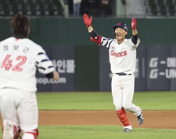 ‘내가 끝냈다’ - 11일 부산 사직야구장에서 열린 2023 프로야구 두산베어스와 롯데 자이언츠의 경기. 10회말 2사 1루에서 롯데 노진혁이 끝내기 2루타를 치고 환호하고 있다.