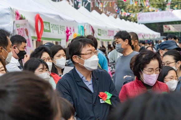 김경호 서울 광진구청장이 지난해 열린 명품한강 장미축제에 참석하고 있는 모습. 광진구 제공