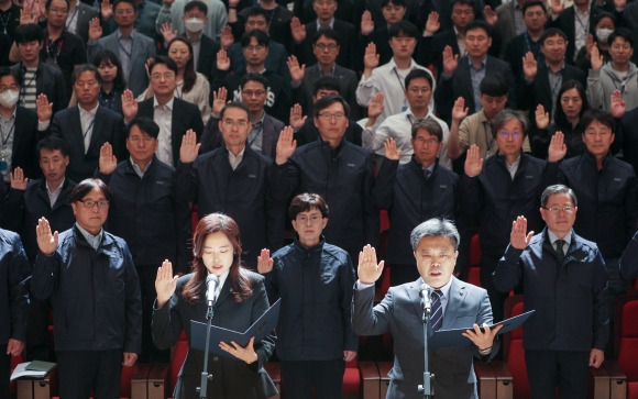 결의문 낭독하는 한국가스공사 직원들 - 12일 오전 대구 동구 신서동 한국가스공사에서 열린 ‘경영 위기 극복을 위한 전 직원 비상 결의대회’에서 최연혜 사장을 비롯한 임직원들이 결의문 낭독을 하고 있다. 2023.5.12  연합뉴스