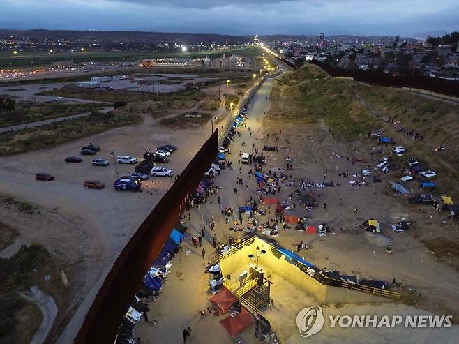 미국-멕시코 국경 지대로 몰리는 이민자들 (샌이시드로[미 캘리포니아] AFP=연합뉴스) 11일(현지시간) 미국 캘리포니아주 샌이시드로 검문소 주변 미국-멕시코 국경 지대에 이민자들이 몰려 있다. 2023.5.12