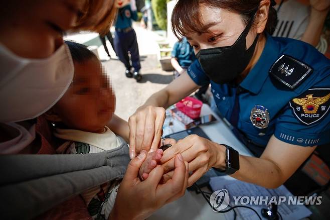 어린이 사전 지문 등록 중인 경찰관 [연합뉴스 자료사진]