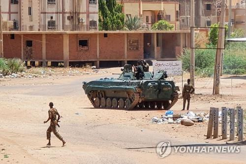 수단 수도 하르툼 거리에 배치된 정부군 탱크 [AFP 연합뉴스. 재판매 및 DB 금지]