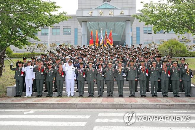 해병대 부사관 400기 탄생 (포항=연합뉴스) 손대성 기자 = 12일 경북 포항 해병대 교육훈련단에서 열린 해병대 부사관 400기 임관식에서 김계환 해병대 사령관과 이날 임관한 하사들이 모여 기념사진을 찍고 있다. 2023.5.12 sds123@yna.co.kr