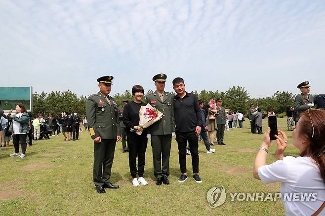 "하사 임관 축하해" (포항=연합뉴스) 손대성 기자 = 12일 경북 포항 해병대 교육훈련단에서 열린 해병대 부사관 400기 임관식에서 한 가족이 기념사진을 찍고 있다. 2023.5.12 sds123@yna.co.kr