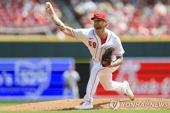 라이블리, 6년 만에 MLB 승리 투수 (신시내티 AP=연합뉴스) 신시내티 레즈 벤 라이블리가 12일(한국시간) 미국 오하이오주 신시내티 그레이트 아메리칸 볼파크에서 열린 뉴욕 메츠와의 메이저리그 홈 경기에 구원 등판해 역투하고 있다.