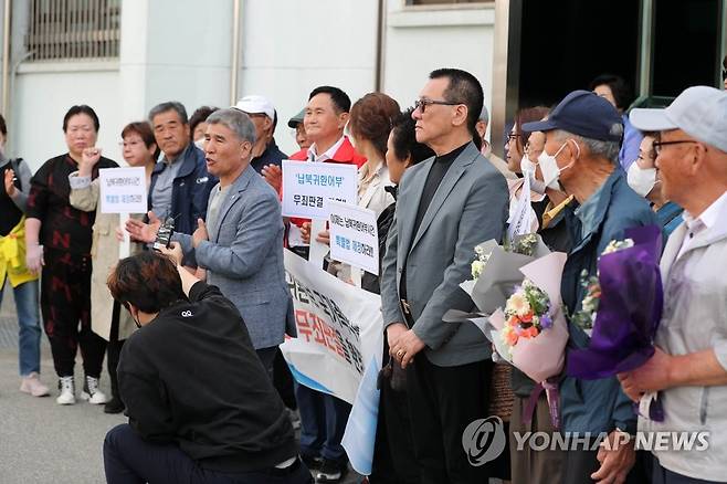 무죄 소회 밝히는 납북귀환 어부들 (춘천=연합뉴스) 박영서 기자 = 간첩으로 몰려 억울한 옥살이를 했던 납북귀환 어부들이 50년의 기다림 끝에 12일 오후 춘천지법에서 열린 재심에서 마침내 무죄를 선고받은 뒤 소회를 밝히고 있다. 춘천지법 형사1부(심현근 부장판사)는 국가보안법 또는 반공법 위반 혐의로 처벌받았던 납북귀환 어부 32명 모두에게 무죄를 선고했다. 2023.5.12 conanys@yna.co.kr