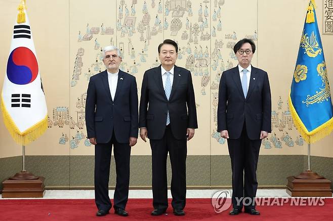 주한 이란 대사와 기념촬영하는 윤석열 대통령 (서울=연합뉴스) 임헌정 기자 = 윤석열 대통령이 12일 오후 서울 용산 대통령실 청사에서 열린 주한대사 신임장 제정식에서 사이드 쿠제치 주한 이란 대사로부터 신임장을 받은 뒤 기념촬영을 하고 있다. 2023.5.12 kane@yna.co.kr