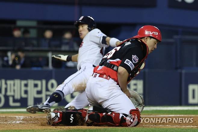 득점하는 허경민 (서울=연합뉴스) 김주성 기자 = 12일 오후 서울 잠실야구장에서 열린 프로야구 KIA 대 두산 경기.
    3회말 1사 만루 상황, 두산 양석환의 희생플라이로 3루 주자 허경민이 득점하고 있다. 2023.5.12 utzza@yna.co.kr