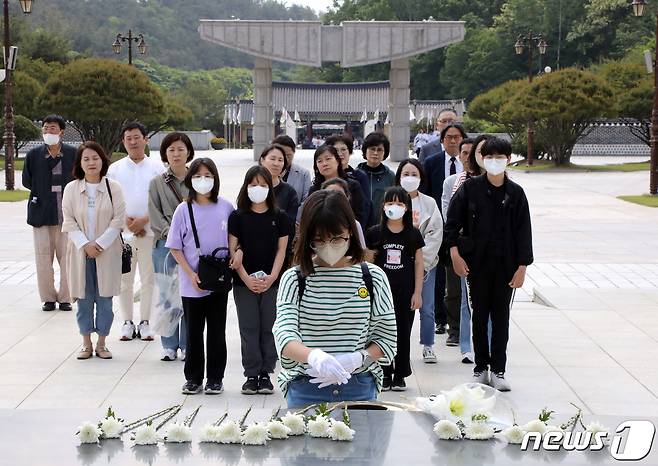 제43주년 5·18민주화운동을 닷새 앞둔 13일 오전 광주 북구 운정동 국립 5·18민주묘지를 찾은 참배객들이 오월영령을 추모하고 있다. 2023.5.13/뉴스1 ⓒ News1 이수민 기자