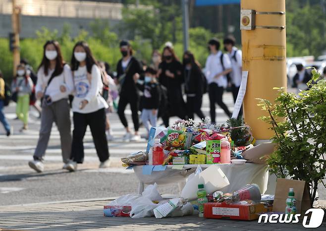 11일 오전 경기 수원시 권선구의 한 사거리에 우회전하던 시내버스에 치여 숨진 아이를 추모하는 물품들이 놓여져 있다. 지난 10일 경기 수원시 권선구의 한 사거리에서 9살 A군이 우회전하던 시내버스에 치여 숨졌다. 사고가 난 곳은 어린이보호구역으로, 사고 당시 보행자 신호는 녹색이었다. 2023.5.11/뉴스1 ⓒ News1 김영운 기자