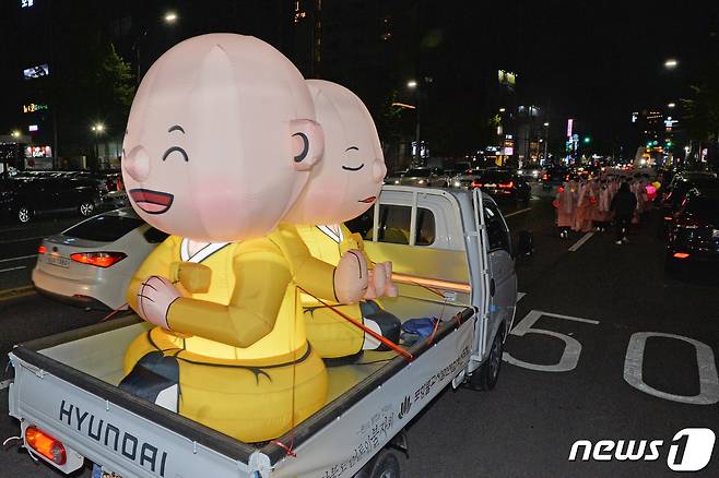 13일 포항불교사암연합회가 불기 2567년(2023년) 부처님오신날(5월27일)을 앞두고 북구 영일대 누각에서 개최한 '시민소통문화제'에서 불자들이 불을 밝힌 동자승 장엄물과 함께 봉축하고 있다.2023.5.13/뉴스1 ⓒ News1 최창호 기자