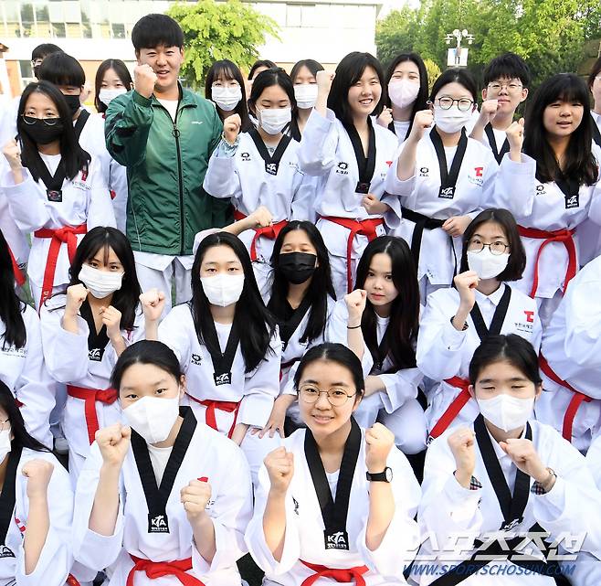 김강인 태권도 사범과 경기도 화성시 동탄국제고등학교 학생들이 아침 태권도 후 포즈를 취하고 있다. 화성=박재만 기자pjm@sportschosun.com/2023.05.10/