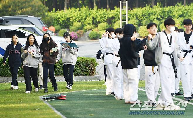 아침운동은 뇌를 깨운다. 경기도 화성시 동탄국제고등학교 1학년 학생들이 아침 태권도를 하는 운동장 옆 트랙을 2학년 학생들이 책을 보며 산책하고 있다. 화성=박재만 기자pjm@sportschosun.com/2023.05.10/