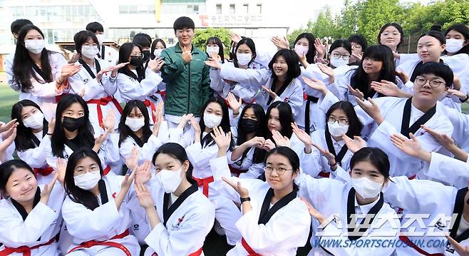 김강인 태권도 사범과 경기도 화성시 동탄국제고 1학년 6~7반 학생들이 포즈를 취하고 있다. 화성=박재만 기자pjm@sportschosun.com/2023.05.10/