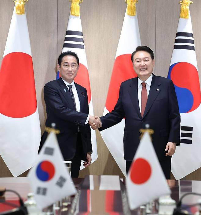 윤석열 대통령과 1박2일 일정으로 한국을 찾은 기시다 후미오 일본 총리가 7일 서울 용산 대통령실 청사에서 열린 한일 정상 확대 회담에서 악수하고 있다. 사진제공=연합뉴스