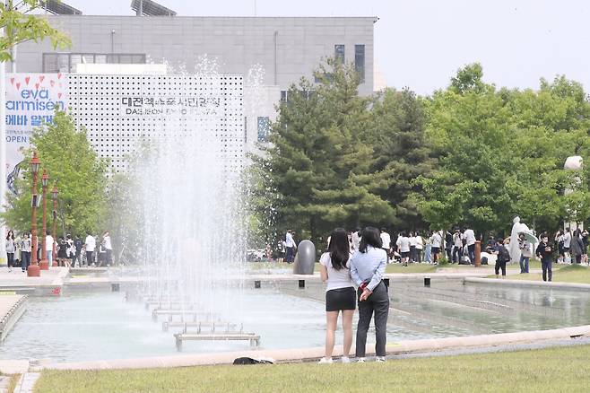 지난 12일 오후 학생들과 시민들이 대전 서구 대전시립미술관 앞 분수대를 구경하고 있다./연합뉴스