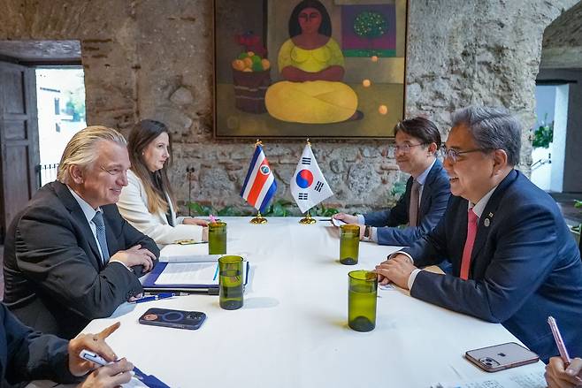 박진 외교부 장관이 12일(현지시간) 과테말라 안티과에서 열린 카리브국가연합(ACS) 정상회의 및 각료회의 참석 중 아르놀도 안드레 티노코 코스타리카 외교장관과 면담하고 있다. /외교부 제공