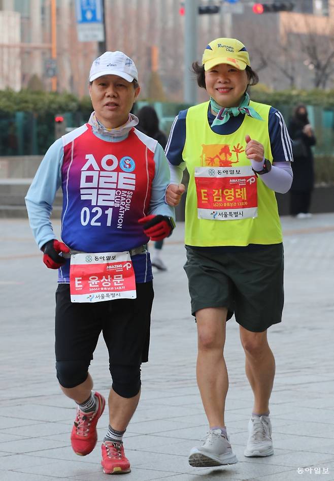 김영례(오른쪽)-윤상문 씨 부부가 3월 19일 열린 2023년 서울마라톤 겸 제93회 동아마라톤에서 함께 달리고 있다. 이훈구 기자 ufo@donga.com