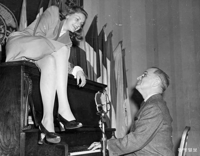 여배우 로렌 바콜이 올라앉은 피아노를 연주하는 해리 트루먼 대통령. 해리 트루먼 도서관 홈페이지