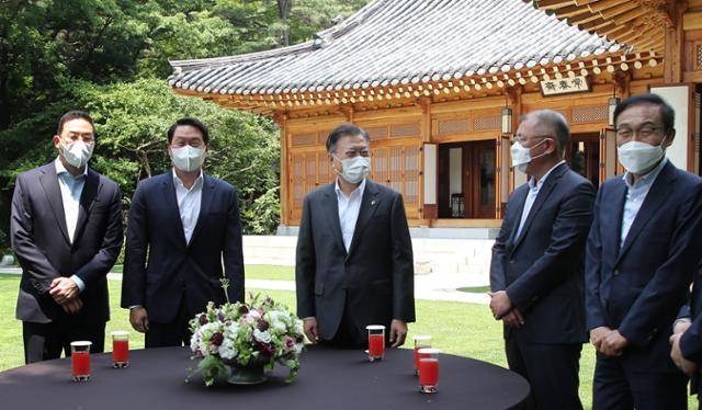 문재인 대통령이 지난 2021년 청와대 상춘재에서 4대 그룹 대표와 오찬을 겸한 간담회에 앞서 환담을 나누고 있다. 왼쪽부터 구광모 LG그룹 회장, 최태원 대한상공회의소 회장 겸 SK그룹 회장, 문 대통령, 정의선 현대자동차그룹 회장, 김기남 삼성전자 부회장. 청와대 제공