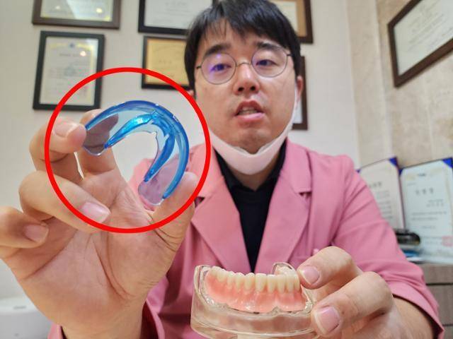 김상운 통합치의학 전문의가 "혀나 안면 근육 운동으로 구강구조나 얼굴형을 바꾸는 것이 불가능한 것은 아니지만 매우 힘들다"며 "단편적인 지식을 바탕으로 잘못된 혀 운동은 자칫 턱관절 질환을 초래할 수 있다"고 말하고 있다. 대구 더블유치과 제공