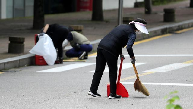 서울의 한 대학교에서 청소노동자들이 일을 하고 있다. 대학 청소노동자들은 대부분 용역업체에 소속된 간접고용 노동자들이다. 사진은 기사 내용과 관련 없음. 뉴스1