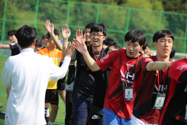 13일 충북 제천시 제천축구센터에서 2023 스페셜올림픽코리아 K리그 통합 축구 클리닉이 열렸다. 레크레이션 시간 프로그램을 소화 중인 선수단의 모습. 프로축구연맹