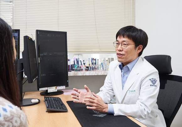 진상욱 경희대병원 내분비내과 교수가 진료를 보고 있다. [사진=경희대병원]