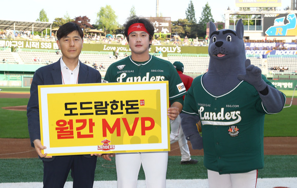 SSG 랜더스 서진용은 도드람한돈 4월 투수 MVP 선정됐다. 그는 12일 열린 한화 이글스와 홈 경기에 앞서 진행된 시상식에 참가해 기념촬영을 했다. [사진=SSG 랜더스]