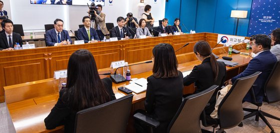 12일 오후 서울 종로구 외교부에서 열린 후쿠시마 오염수 현장 시찰 한일 실무협의에서 우리측 윤현수 외교부 기후환경과학외교국장과 일본측 카이후 아츠시 군축불확산과장이 회담장에 입장해 회의 시작을 기다리는 모습. 연합뉴스.