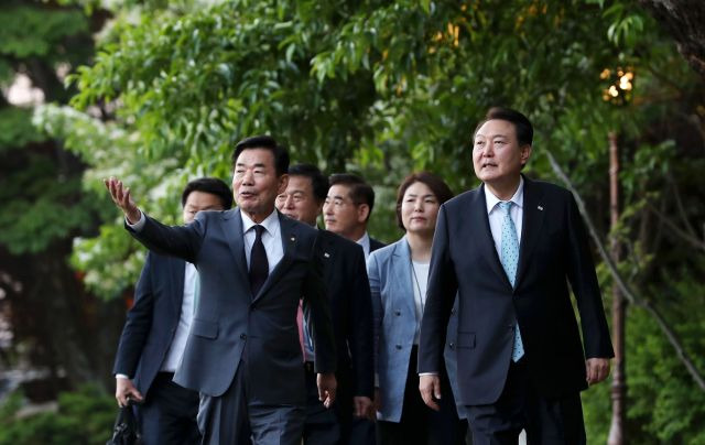 윤석열 대통령과 김진표 국회의장이 12일 청와대에서 차담회를 갖기 위해 녹지원으로 이동하고 있다. 대통령실통신사진기자단