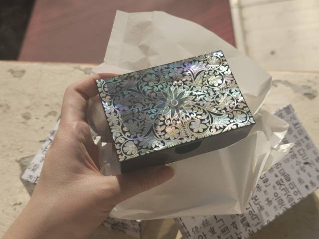 참빛공예에서 판매하고 있는 명함함. 자개 빛이 영롱하다. 서혜원 인턴기자