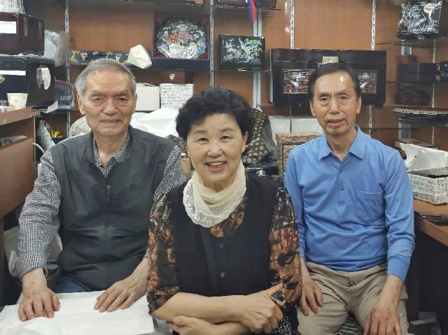 참빛공예 사장 노한근씨와 부인 방정자씨, 노씨의 동생 한욱씨가 한자리에 모여 포즈를 취했다. 서혜원 인턴기자