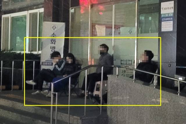 13일 새벽 4시 서울 용산구 소화병원 앞에 부모들이 캠핑용 의자와 간이 의자를 펼친 채 앉아서 순서를 기다리고 있다. 이들은 아침 6시부터 나눠주는 접수 번호표를 받기 위해 몇 시간을 병원 앞에서 지새웠다. 김판 기자