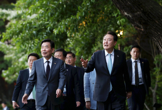 윤석열 대통령, 국회의장단 청와대 초대 윤석열 대통령과 김진표 국회의장이 12일 청와대에서 차담회를 갖기 위해 녹지원으로 이동하고 있다. 대통령실통신사진기자단